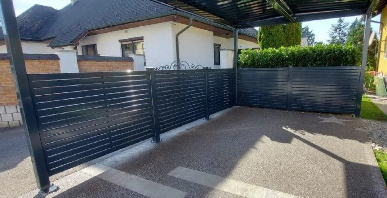 Anthrazitfarbener Lamellensichtschutz unter einem Carport